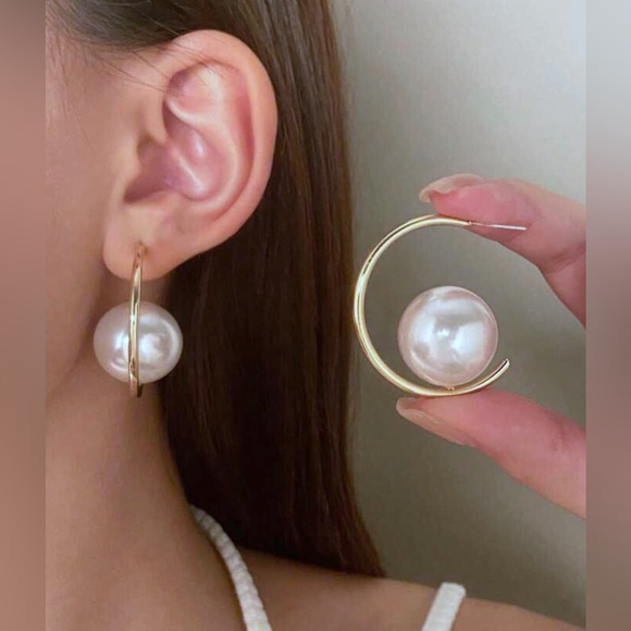 ✨(3for$38) New Anthro Chunky Pearl Accented Hoop Earrings - Picture 9 of 11